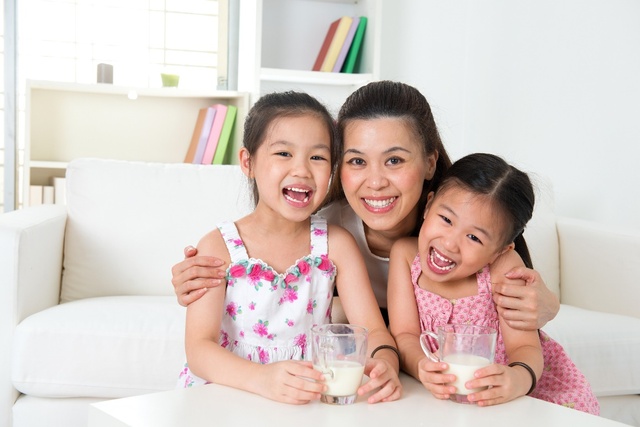 Uống sữa hàng ngày giúp củng cố sức khỏe xương răng cho các bé yêu