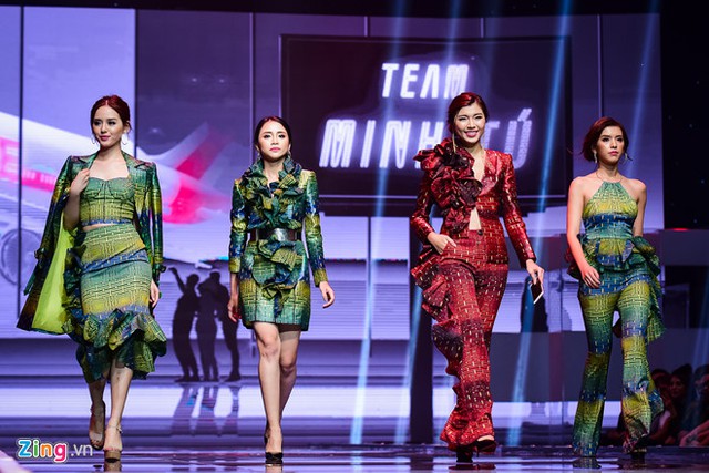 
 Catwalk v&agrave; lại catwalk.
