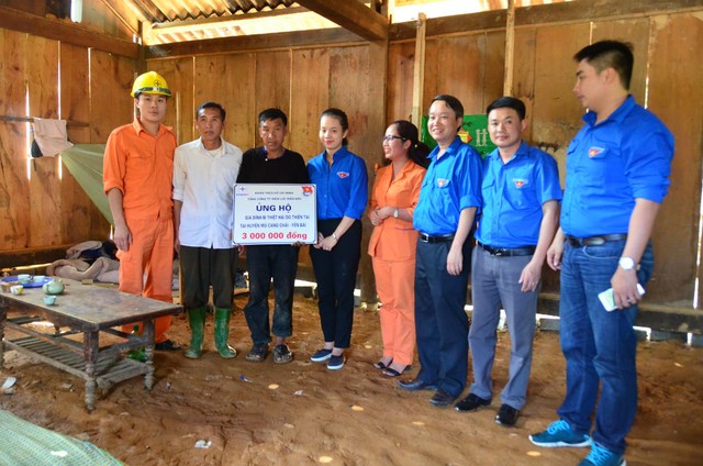 Đoàn Thanh niên EVNNPC trao số tiền ủng hộ cho gia đình ông Lý A Chừ, người bản Mý Háng Tâu, xã Púng Luông, huyện Mù Cang Chải, tỉnh Yên Bái.