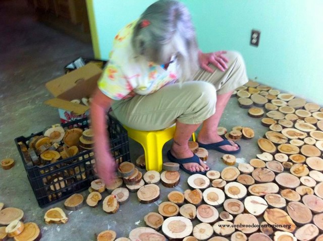 Vợ ông đã giúp ông gắn các mảnh gỗ lên sàn.