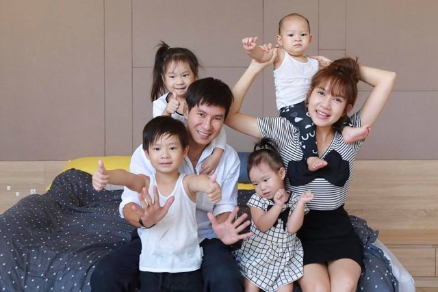 
Vợ chồng Lý Hải - Minh Hà luôn dành nhiều thời gian nhất có thể để chăm lo gia đình, đi dạo hay vui chơi cùng các bé
