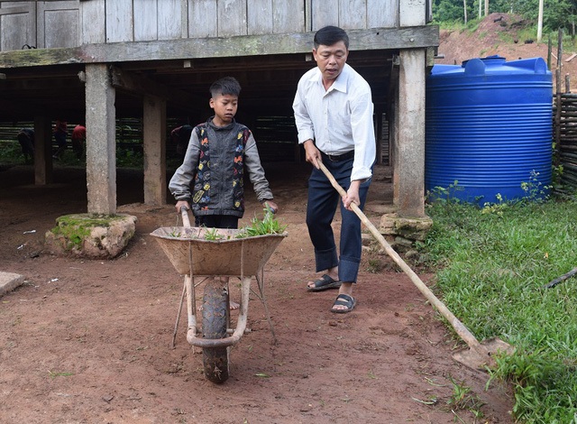 
Thầy Hà cùng học sinh điểm trường bản Troi lao động đầu năm học
