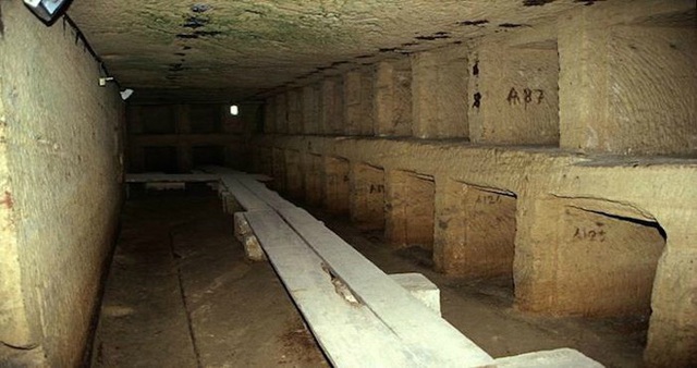 
Kom el Shoqafa như một m&ecirc; cung 3 tầng, s&acirc;u 30m, với những lăng mộ chứa nhiều cỗ quan t&agrave;i đ&aacute; v&agrave; c&aacute;c bức tượng theo phong c&aacute;ch Ai Cập.

