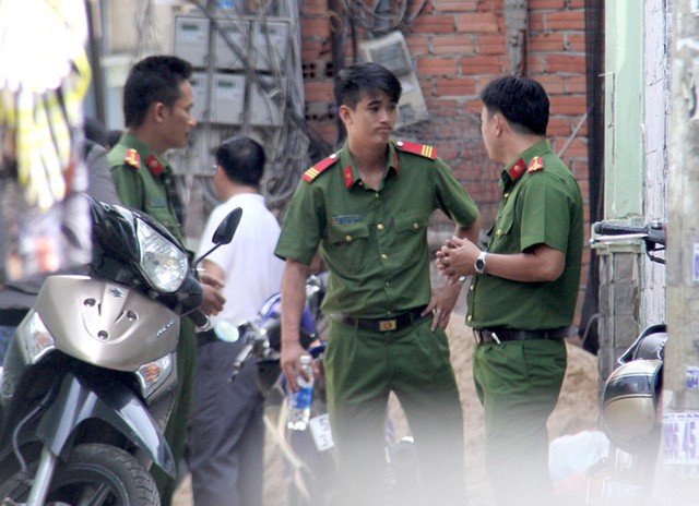 
C&ocirc;ng an đang điều tra, l&agrave;m r&otilde; vụ &aacute;n. Ảnh: L&ecirc; Trai.
