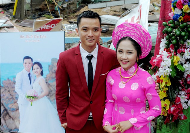 Đôi bạn trẻ Nguyễn Hữu Hà và Lâm Thị Kim Liên trong ngày cưới bên căn nhà sập mùa lũ tháng 11/2016. Ảnh: Minh Hoàng.
