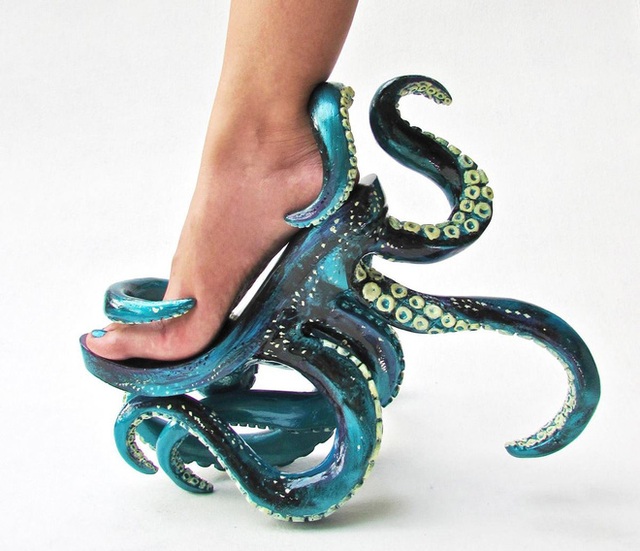 Có lẽ trong lúc tìm ý tưởng, người thiết kế chiếc giày này nhìn thấy con bạch tuộc nên sáng tạo luôn.