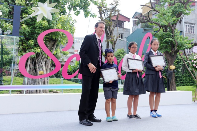 
Thầy Pete Kenedy, Tổng Hiệu trưởng Hệ thống Trường TH School trao tặng Học bổng “Vì Tầm Vóc Việt” cho 3 em học sinh xuất sắc trong Lễ Khai giảng năm học 2017 - 2018
