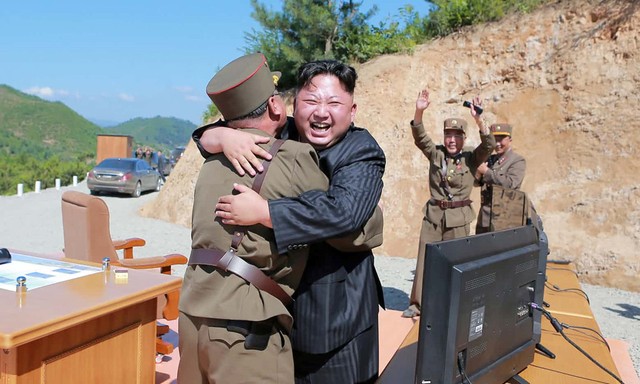 
Lãnh đạo Kim Jong Un chia vui cùng cấp dưới sau vụ thử tên lửa đạn đạo liên lục địa thành công hồi tháng 7. Ảnh: Reuters.
