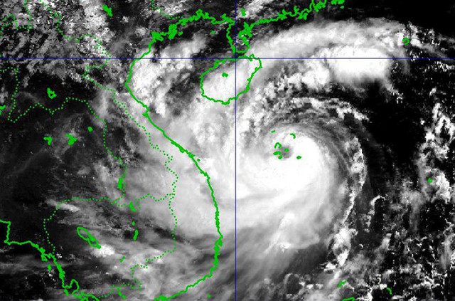 
Hình ảnh cơn bão số 10 qua vệ tinh sáng 14/9 với vùng mây bao trùm cả khu vực giữa Biển Đông, mắt bão đã hình thành. Ảnh: NCHMF.
