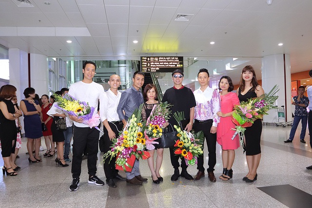 
NTK Đỗ Trịnh Hoài Nam bên ekip - những người đã chung tay với anh quảng bá hình ảnh áo dài Việt đến với bạn bè thế giới.
