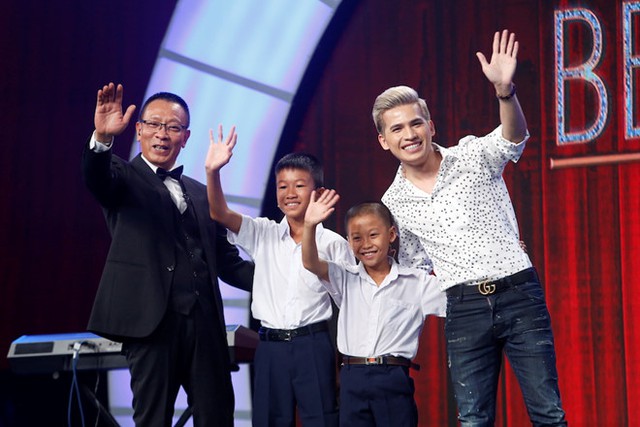 MC Lại Văn Sâm trích 2 tháng lương hưu, Quốc Thiên tặng thù lao cho hai cậu bé.