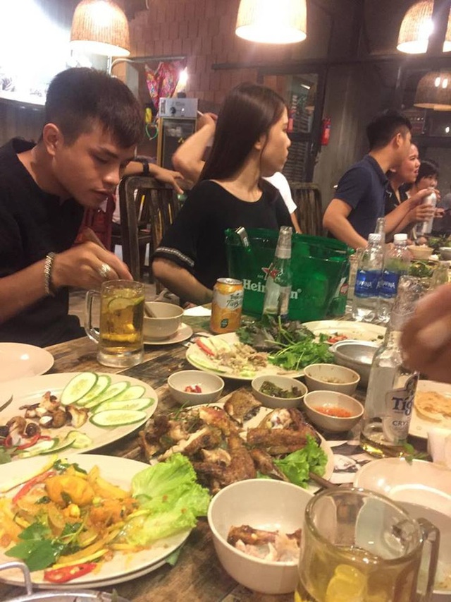 Trong khi vợ ở nh&agrave; đợi b&ecirc;n m&acirc;m tiệc tự tay chuẩn bị, th&igrave; anh chồng vẫn đang vui th&uacute; ở một nơi rất xa. (Ảnh minh họa)