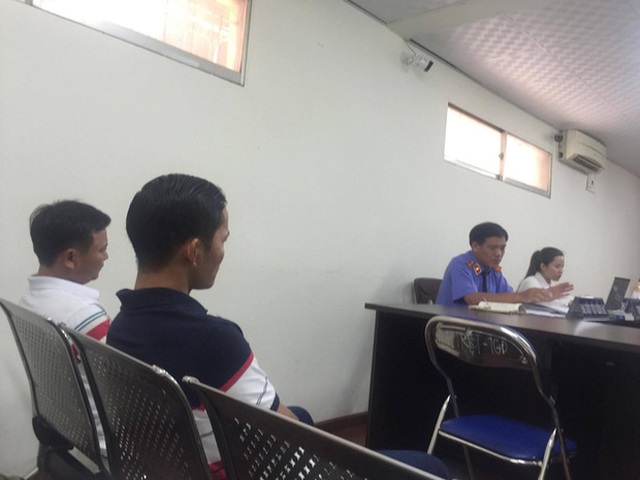 
Anh Trang c&ugrave;ng người đ&agrave;n &ocirc;ng b&aacute;n vải ở chợ c&oacute; mặt tại phi&ecirc;n t&ograve;a.
