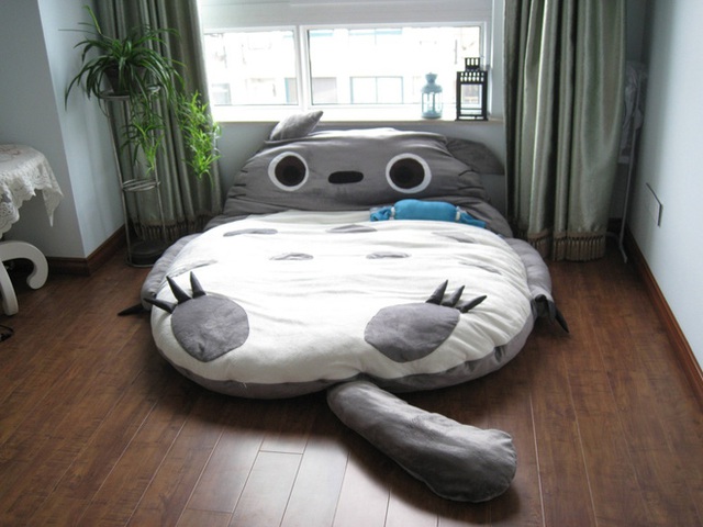 Những fan cuồng của anh chàng hoạt hình vui tính và đang yêu Totoro chắc chắn sẽ không thể bỏ qua chiếc giường này.
