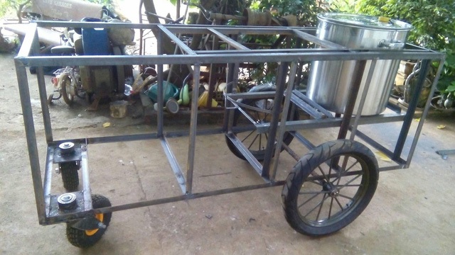 
Chiếc xe h&agrave;ng tự chế anh l&agrave;m để chuẩn bị kinh doanh g&agrave; nướng
