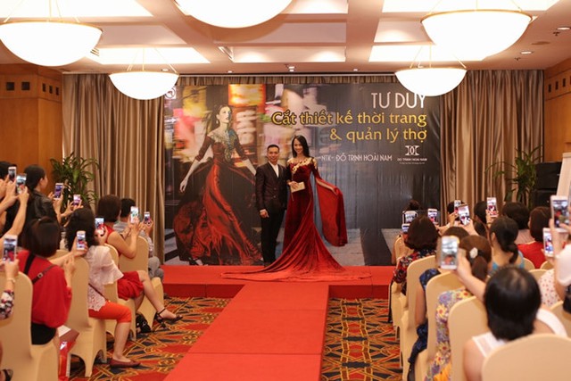Hoa hậu nhân ái Tiên Phạm, có mặt trong show diễn với vai trò một người mẫu trình diễn BST của những học trò của NTK Đỗ Trịnh Hoài Nam