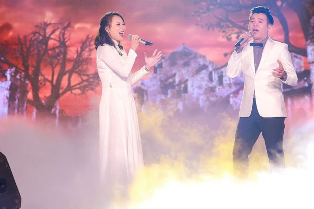 Ca khúc Trở về do Khánh Linh và Vũ Thắng Lợi mở màn cho đêm gala.