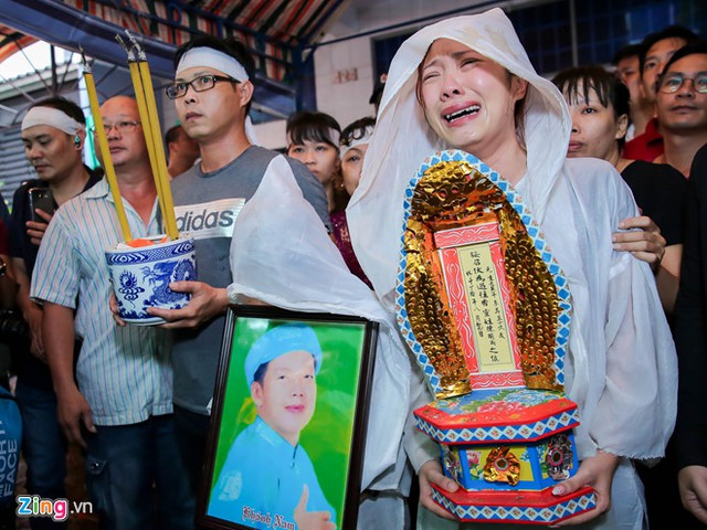 Đưa linh cữu cha, chị Giang - con gái Khánh Nam không kìm nén được nỗi đau mất mát. Chị khẳng định dù cha con xa cách nhưng không ngăn cản được tình cảm yêu thương. Chị tự hào vì có người cha hiền lành, được nhiều người yêu mến.