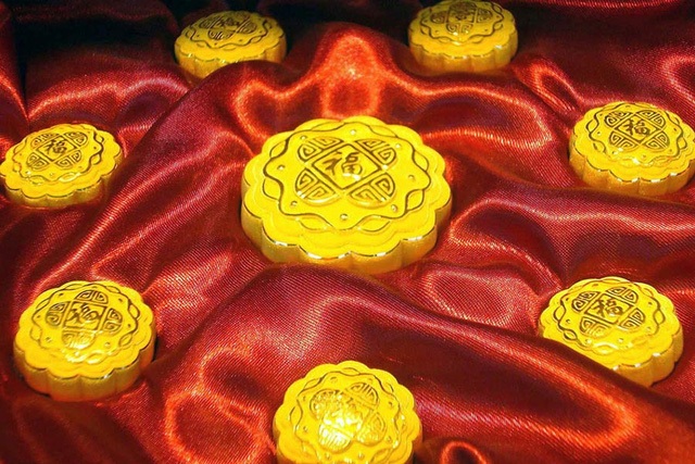 Loại bánh trung thu bằng vàng ròng được trưng bày tại một cửa hàng vàng ở Tô Châu, tỉnh Giang Tô, Trung Quốc. (Nguồn: IC)