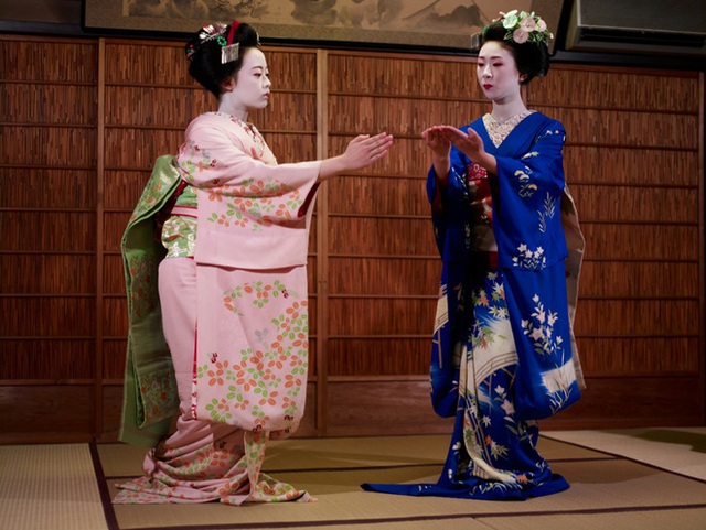 
Tại l&ograve; đ&agrave;o tạo Geisha tập sự hay c&ograve;n gọi l&agrave; Maiko, Tehura đ&atilde; phải rất chăm chỉ. (Ảnh minh họa)
