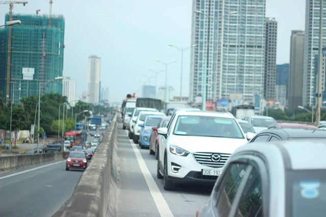 Vụ tai nạn khiến tuyến đường v&agrave;nh đai 3 tr&ecirc;n cao &ugrave;n tắc. Ảnh: M.H.
