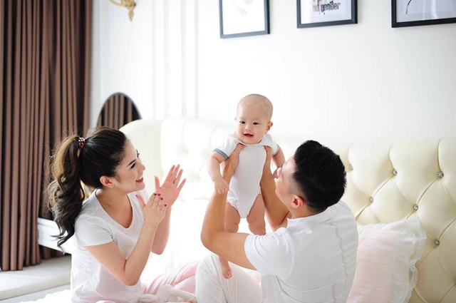 
Th&agrave;nh c&ocirc;ng của hai bộ phim truyền h&igrave;nh Người ph&aacute;n xử v&agrave; Sống chung với mẹ chồng đ&atilde; đưa t&ecirc;n tuổi Việt Anh l&ecirc;n h&agrave;ng sao hot ở miền Bắc. Nhờ đ&oacute;, anh trở th&agrave;nh gương mặt đắt show event, quảng c&aacute;o. Tuy nhi&ecirc;n, nam diễn vi&ecirc;n cũng vướng v&agrave;o một số ồn &agrave;o như scandal với Bảo Thanh (bạn diễn trong Sống chung với mẹ chồng) v&agrave; mới đ&acirc;y nhất l&agrave; loạt ảnh anh th&acirc;n mật b&ecirc;n c&aacute;c diễn vi&ecirc;n Thanh Hương, Thu Ho&agrave;i trong một qu&aacute;n bar. Trước những sự cố n&agrave;y, Việt Anh đều giữ th&aacute;i độ im lặng.
