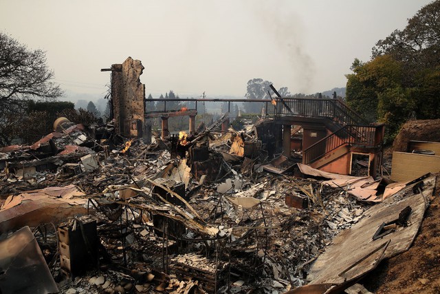 Thống đốc bang California Jerry Brown đ&atilde; ban bố t&igrave;nh trạng khẩn cấp cho 8 hạt Butte, Lake, Mendocino, Napa, Nevada, Orange, Sonoma v&agrave; Yuba. &Ocirc;ng cho biết ngọn lửa đ&atilde; ph&aacute; hủy những cơ sở hạ tầng thiết yếu của bang v&agrave; đe dọa h&agrave;ng ngh&igrave;n ng&ocirc;i nh&agrave; kh&aacute;c. Brown k&ecirc;u gọi Tổng thống Trump tuy&ecirc;n bố t&igrave;nh trạng thảm họa với vụ việc n&agrave;y. CNN cho biết lửa đ&atilde; tr&agrave;n qua một diện t&iacute;ch rộng 23.000 ha thuộc 8 hạt.