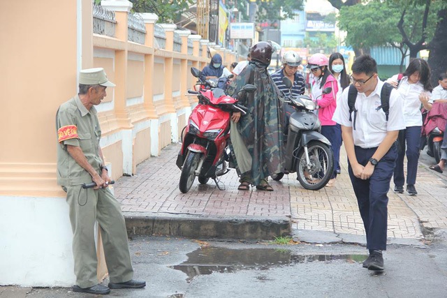 
Học sinh Trường THPT chuyên Lê Hồng Phong, TPHCM cúi chào bác bảo vệ trước cổng trường
