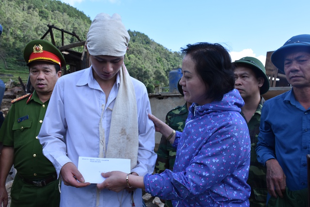 Bí thư Tỉnh ủy Yên Bái Phạm Thị Thanh Trà cùng một số đơn vị tới thăm và tặng quà Lò Văn Mường, mong em sớm vượt qua nỗi đau.
