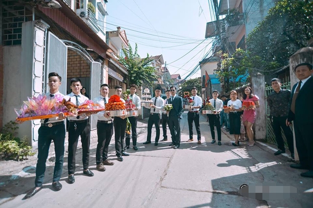 
Hôm 14/10, nam diễn viên và dàn bạn bè bê tráp đã đến nhà cô dâu tại Thái Nguyên để hỏi cưới.
