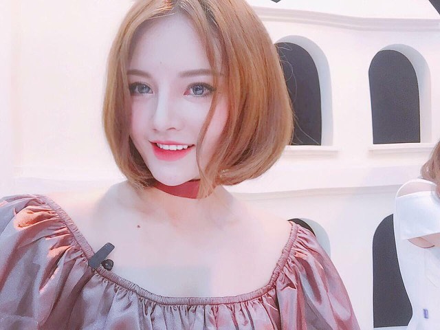 Người đẹp kh&ocirc;ng ngại bị n&oacute;i lạm dụng dao k&eacute;o.