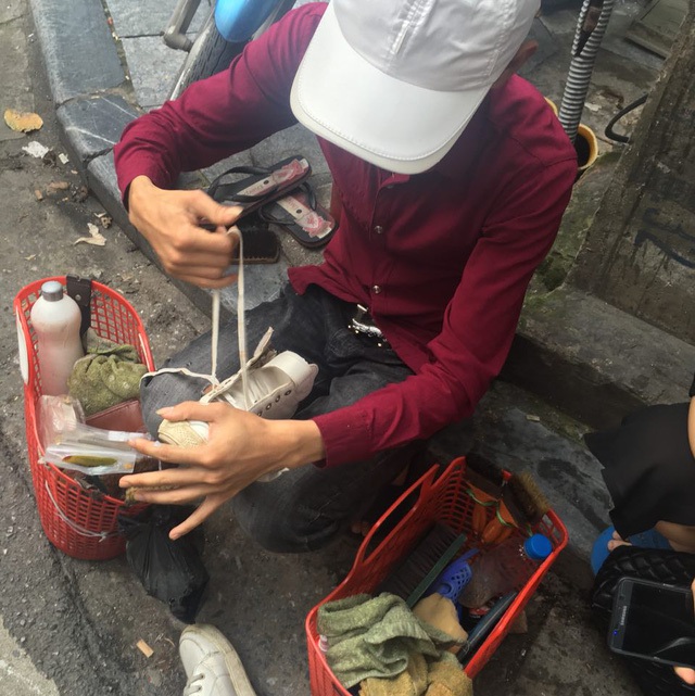 
Anh H&agrave; đang ngồi sửa gi&agrave;y cho kh&aacute;ch tr&ecirc;n phố cổ H&agrave; Nội. Ảnh: Nhật Linh
