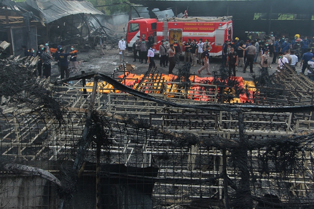 Ngọn lửa thi&ecirc;u trụi nhiều phần của xưởng. Ảnh: AFP.