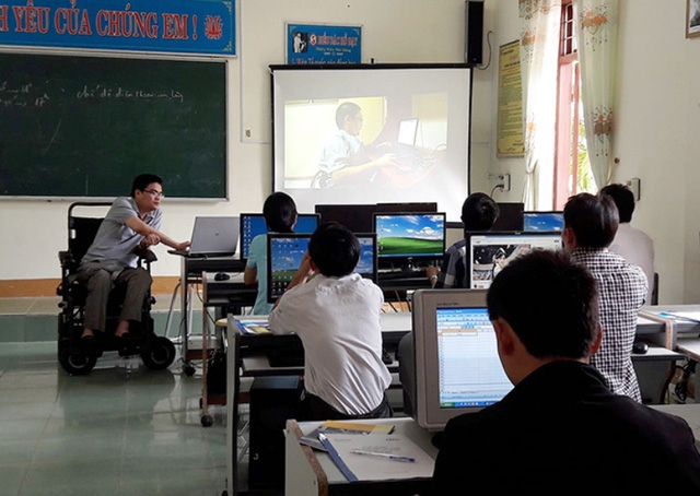 
Hoàng Quang Duy tham gia giảng dạy buổi tập huấn tin học cơ bản cho thành viên CLB thanh niên khuyết tật tỉnh Quảng Bình
