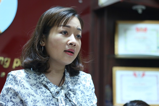 Chị Thủy chia sẻ tại cuộc họp với ban gi&aacute;m hiệu Trường Tiểu học Nam Th&agrave;nh C&ocirc;ng. Ảnh: Thanh H&ugrave;ng.