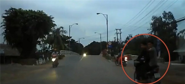 Clip: Hai thanh ni&ecirc;n chạy xe m&aacute;y đ&aacute;nh v&otilde;ng, chặn đầu &ocirc; t&ocirc; g&acirc;y sự bị đ&aacute;nh sấp mặt - Ảnh 3.