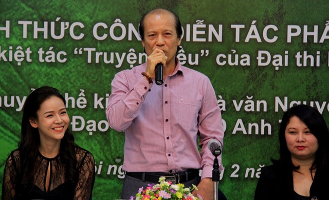 
Ông Nguyễn Thế Vinh (giữa) sẽ thôi cương vị giám đốc Nhà hát Kịch Việt Nam từ ngày 30/10.
