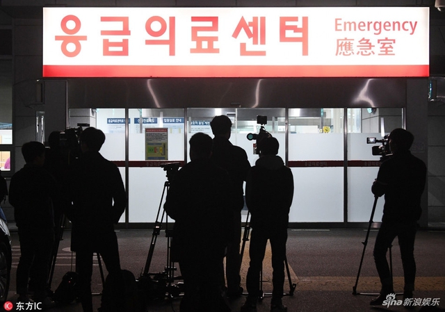 Tối 30/10, nhiều phóng viên đã túc trực bên ngoài phòng cấp cứu Bệnh viện để đưa tin về cái chết của Kim Joo Hyuk.