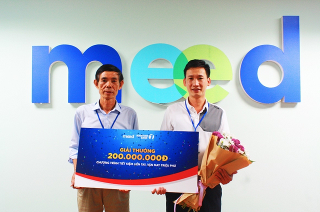 Ông Công Anh và con rể nhận giải thưởng 200 triệu từ ứng dụng Meed khi cùng tham gia tiết kiệm
