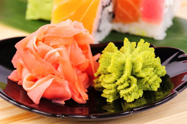 Thêm gừng lên sushi: Theo Mark Edwards, gừng có vai trò là chất tẩy mùi cho vòm miệng trước khi ta thưởng thức món mới và được ăn xen kẽ giữa các món khác nhau chứ không phải ăn kèm với sushi. Đầu bếp Nobu Matsuhisa của Nobu Shorditch đồng quan điểm: Sau khi ăn sushi cá ngừ và muốn ăn sushi cá hồi, một lát gừng sẽ giúp bạn làm sạch miệng để thưởng thức trọn vẹn hương vị của món tiếp theo”. Ảnh: The Inquisitive Eater.