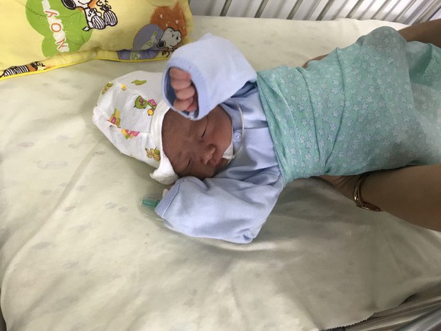 Trước khi đưa đến khoa Sản - BV Thanh Nh&agrave;n, b&eacute; g&aacute;i sơ sinh c&ograve;n nguy&ecirc;n d&acirc;y rốn, sinh trước đ&oacute; 1 tiếng đồng hồ tại nh&agrave; ri&ecirc;ng.