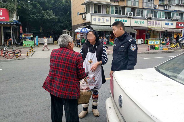 Tuổi cao, tr&iacute; nhớ k&eacute;m, b&agrave; kh&ocirc;ng thể nhớ ra địa chỉ nh&agrave; con g&aacute;i cũng như bất cứ th&ocirc;ng tin li&ecirc;n lạc n&agrave;o kh&aacute;c.