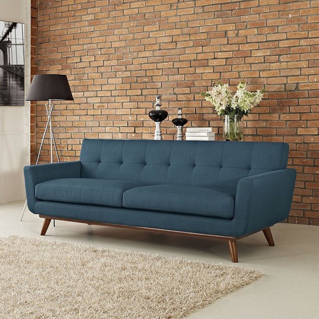 Chỉ cần thay đổi về màu sắc, chất liệu từ nỉ đến da, kiểu sofa này đã có thể tỏa sáng tại bất kỳ không gian nào.