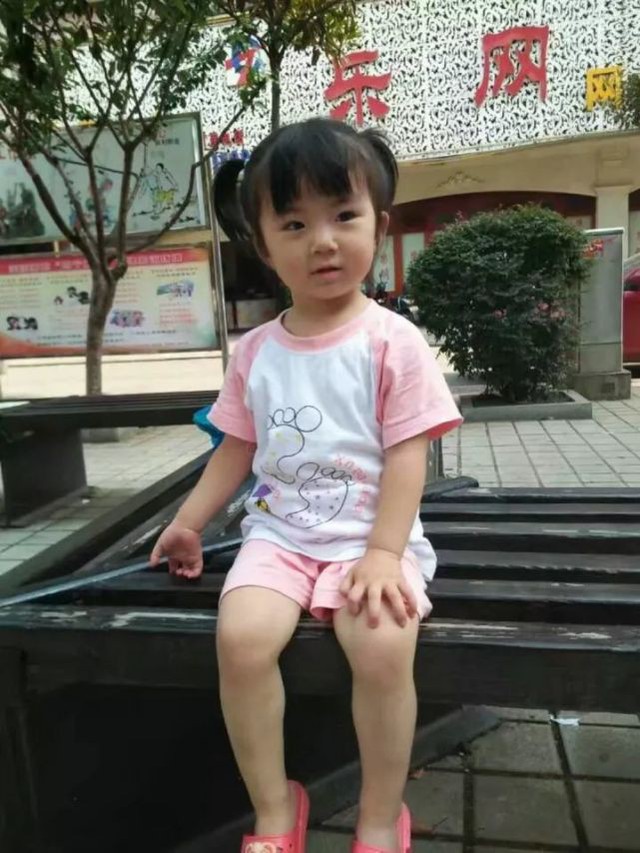 C&ocirc; b&eacute; đ&aacute;ng y&ecirc;u mới hơn 2 tuổi v&agrave; vẫn chưa n&oacute;i s&otilde;i.
