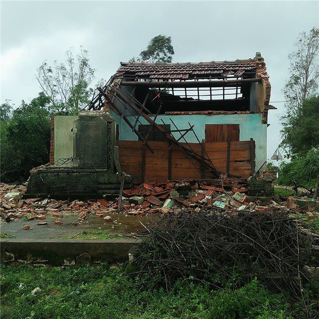 
Ngôi nhà của bà cụ bị đổ sập hoàn toàn sau cơn bão vừa qua. Ảnh: facebook

