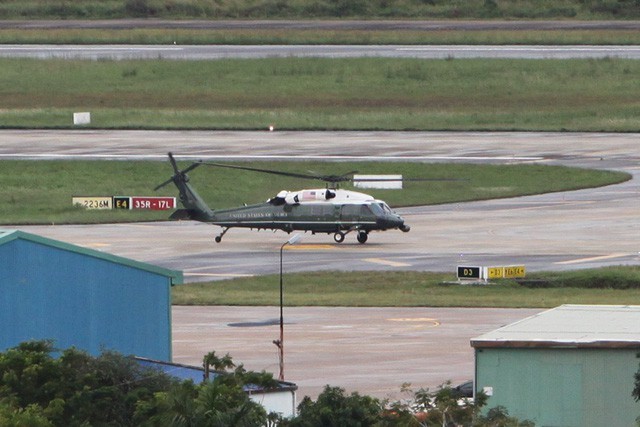 Chiếc Marine One được đưa ra từ một nhà chứa trong sân bay quốc tế Đà Nẵng chiều 7/11 (ảnh: Quý Đoàn)