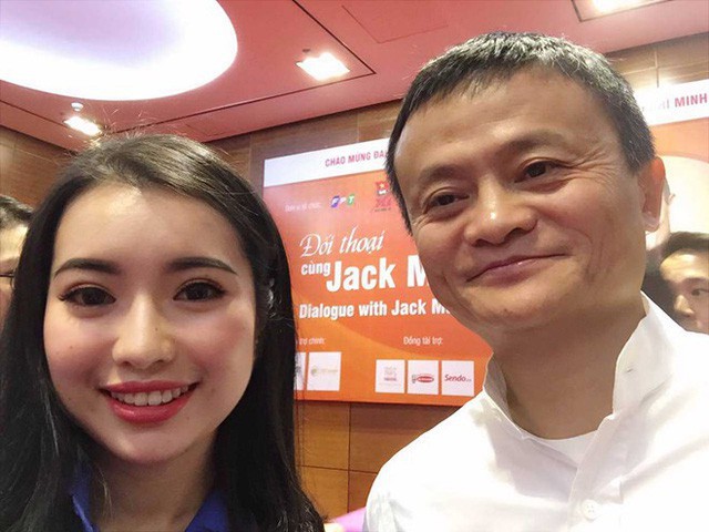 
Khánh Linh chụp ảnh selfie với Jack Ma. Ảnh NVCC
