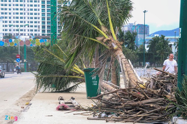 Đường phố ngổn ngang sau bão, người dân Nha Trang đang khắc phục hậu quả, trở lại cuộc sống. Ảnh: An Bình.