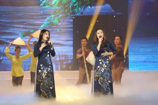 Đây thực sự là lần đầu tiên cả hai cùng đứng trên sân khấu hát song ca dù cùng nhà, cùng nghề.