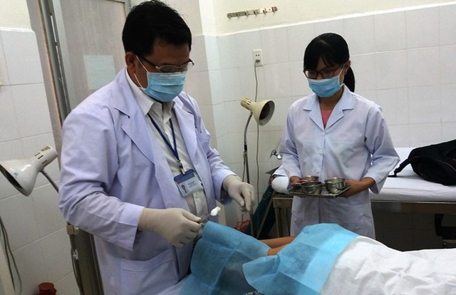 Bác sĩ dùng phương pháp cấy chỉ tự tiêu vào huyệt vị ở cổ gáy giúp bệnh nhân giảm đau. Ảnh: Phú Mỹ